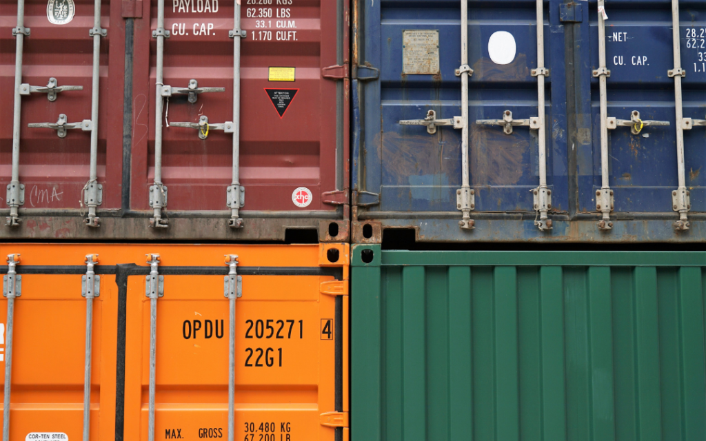 How to check the internal dimensions of containers used in shipping